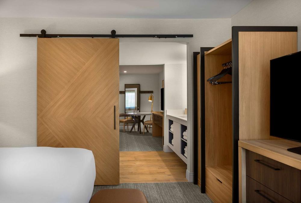 Mobility Accessible - Executive King Suite with Tub interior